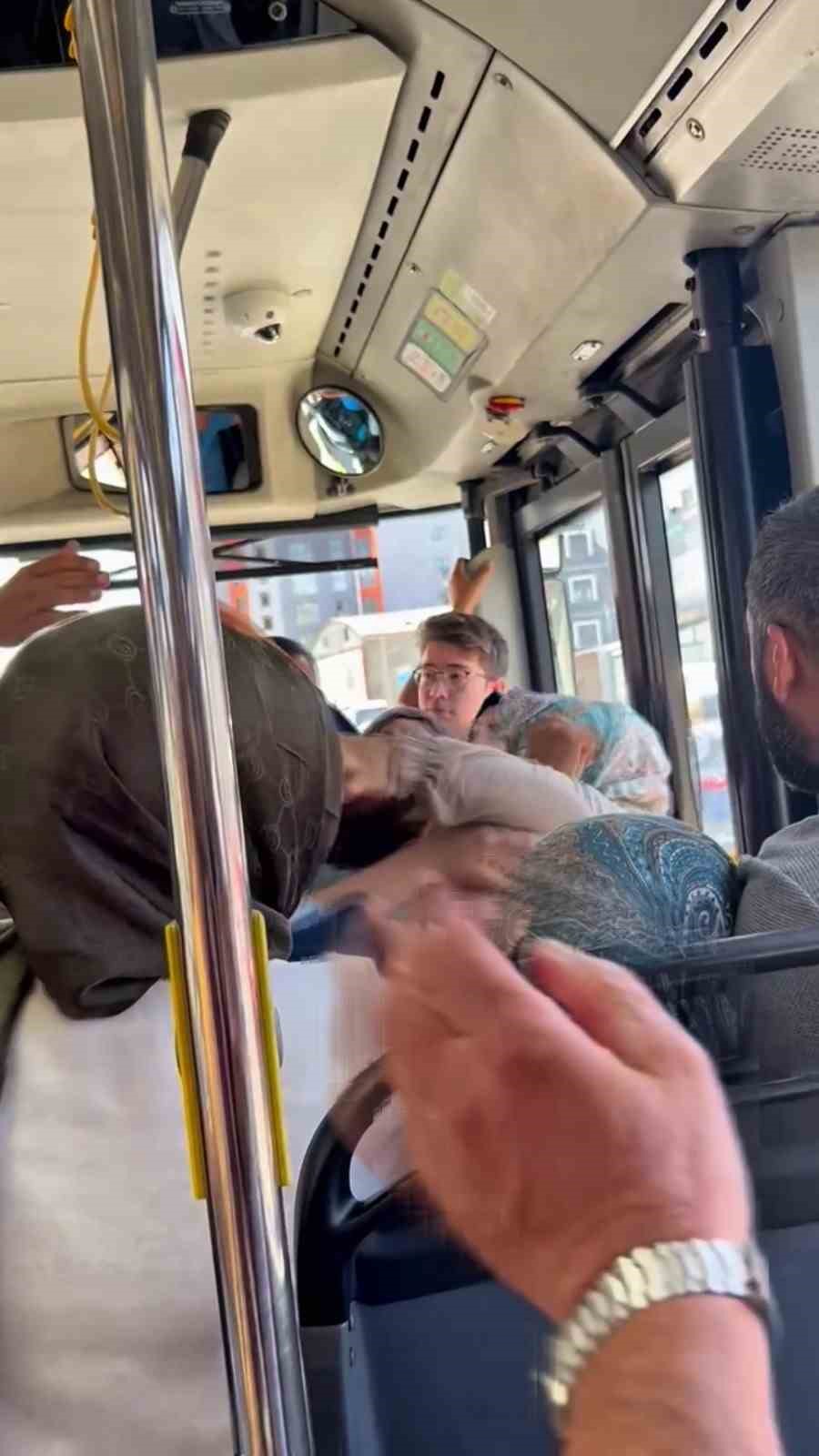Pendik’te otobüste yer verme kavgası: Kadın yolcular birbirine girdi 