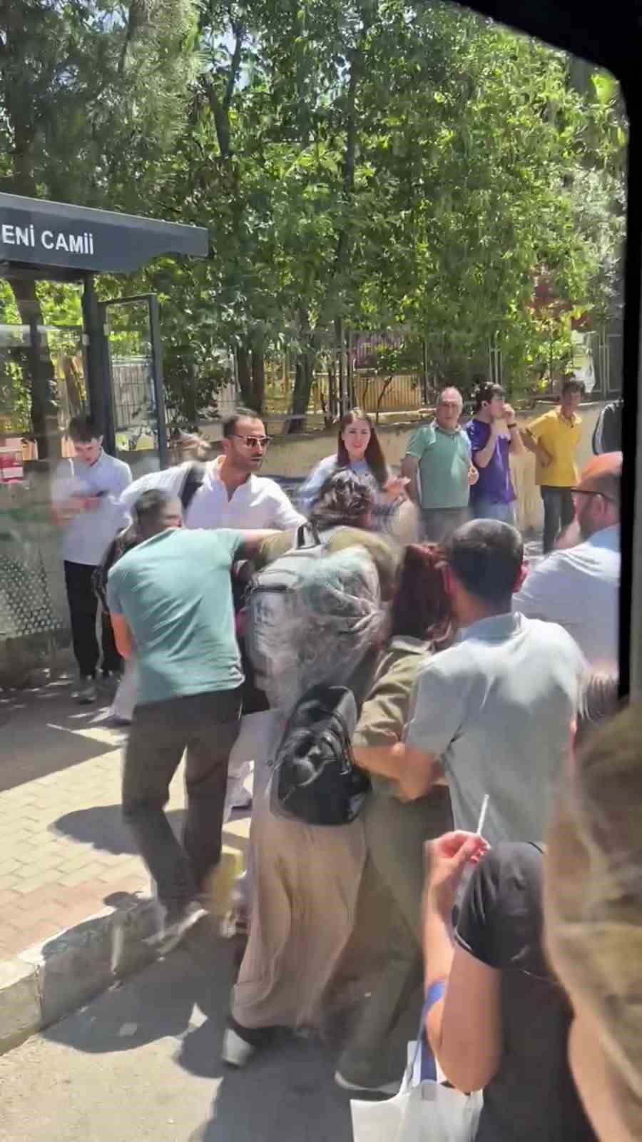 Pendik’te otobüste yer verme kavgası: Kadın yolcular birbirine girdi 