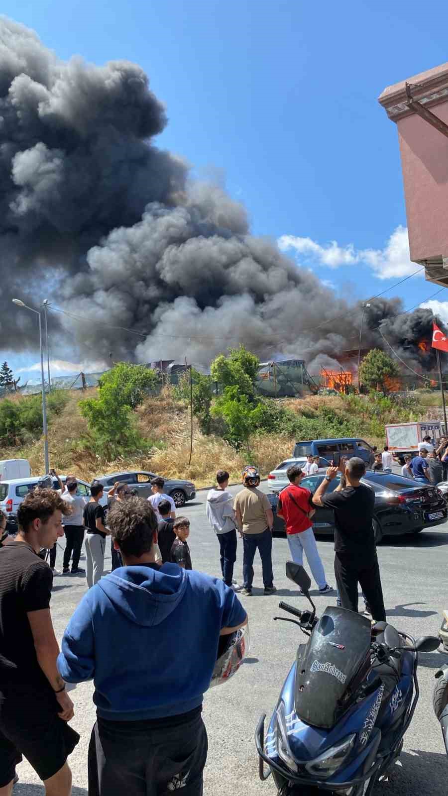 Gaziosmanpaşa’da atık toplama merkezinde yangın çıktı 