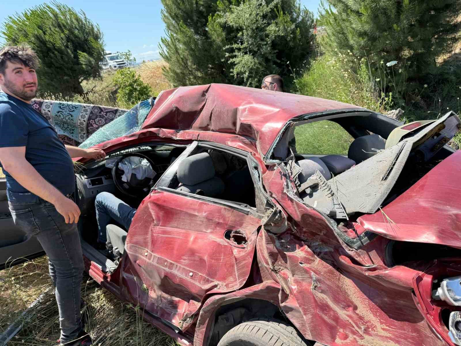 Balıkesir’de otomobil şarampole uçtu: 2 yaralı 