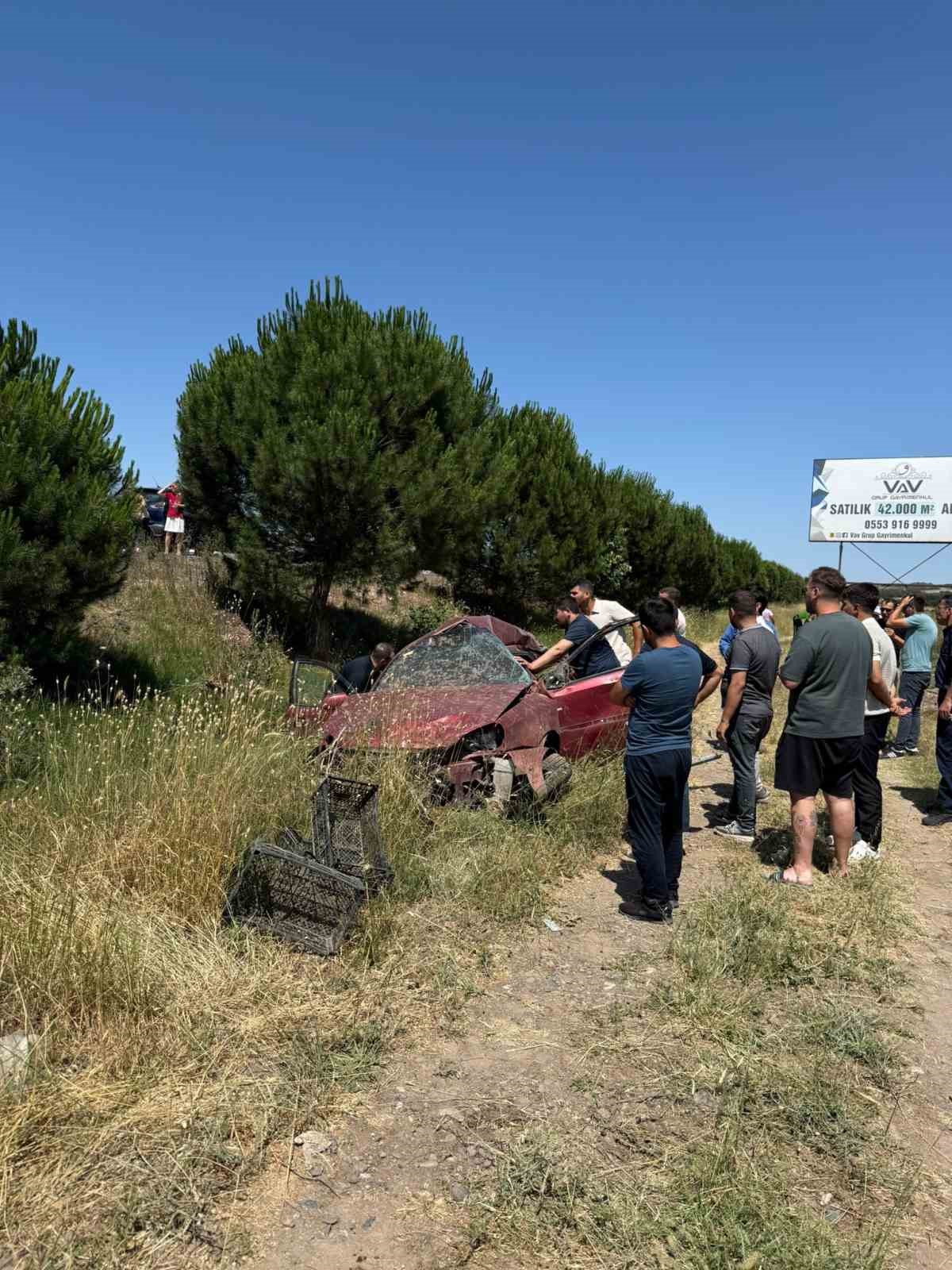 Balıkesir’de otomobil şarampole uçtu: 2 yaralı 