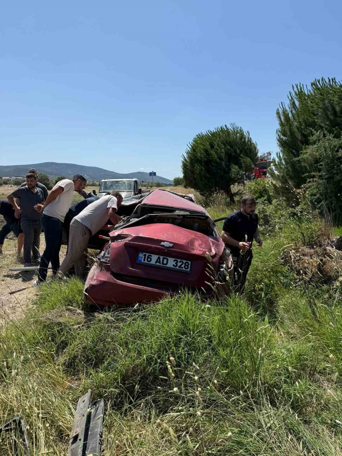 Balıkesir’de otomobil şarampole uçtu: 2 yaralı 