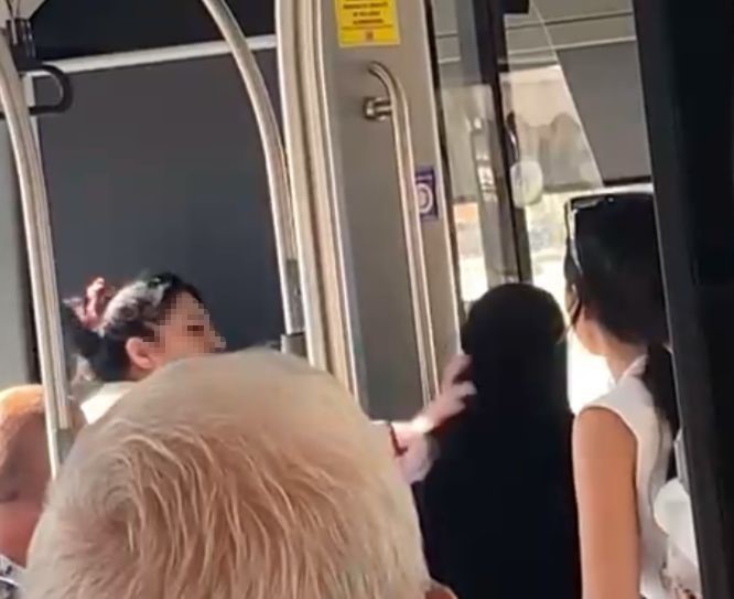 Çocuğuyla otobüse binen tesettürlü kadına hakaret eden saldırgan gözaltına alındı