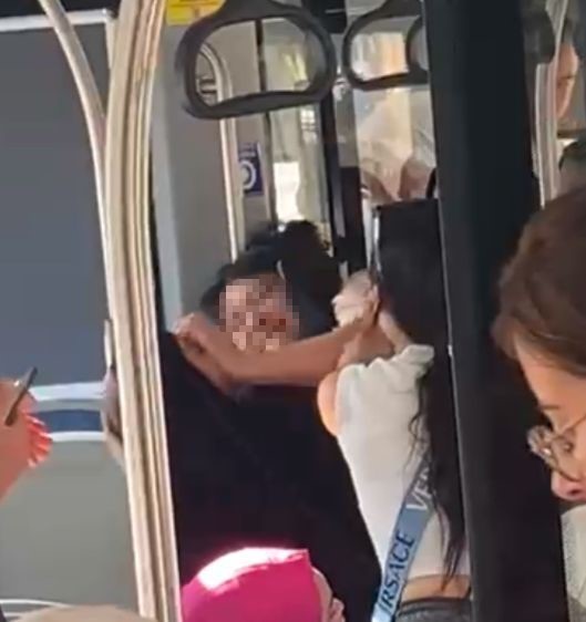 Çocuğuyla otobüse binen tesettürlü kadına hakaret eden saldırgan gözaltına alındı 