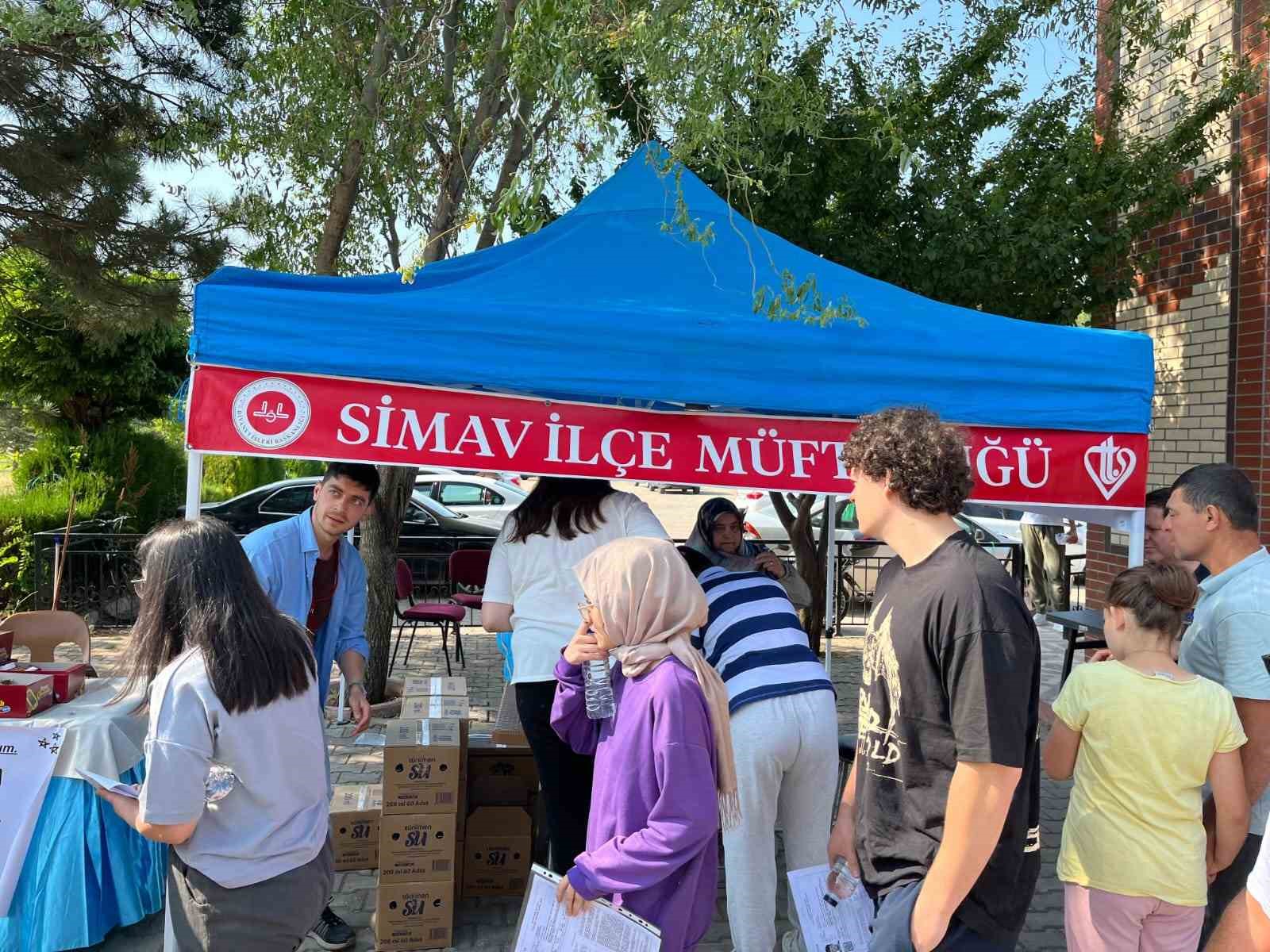 Simav Müftülüğünce YKS’ye giren öğrenciler için emanet ve su ikramı çadırı kuruldu