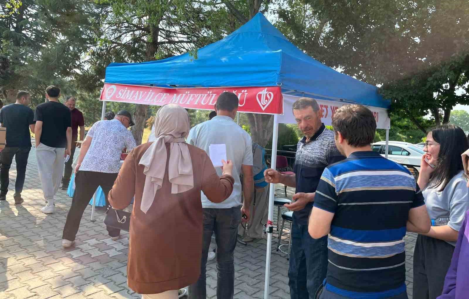Simav Müftülüğünce YKS’ye giren öğrenciler için emanet ve su ikramı çadırı kuruldu 