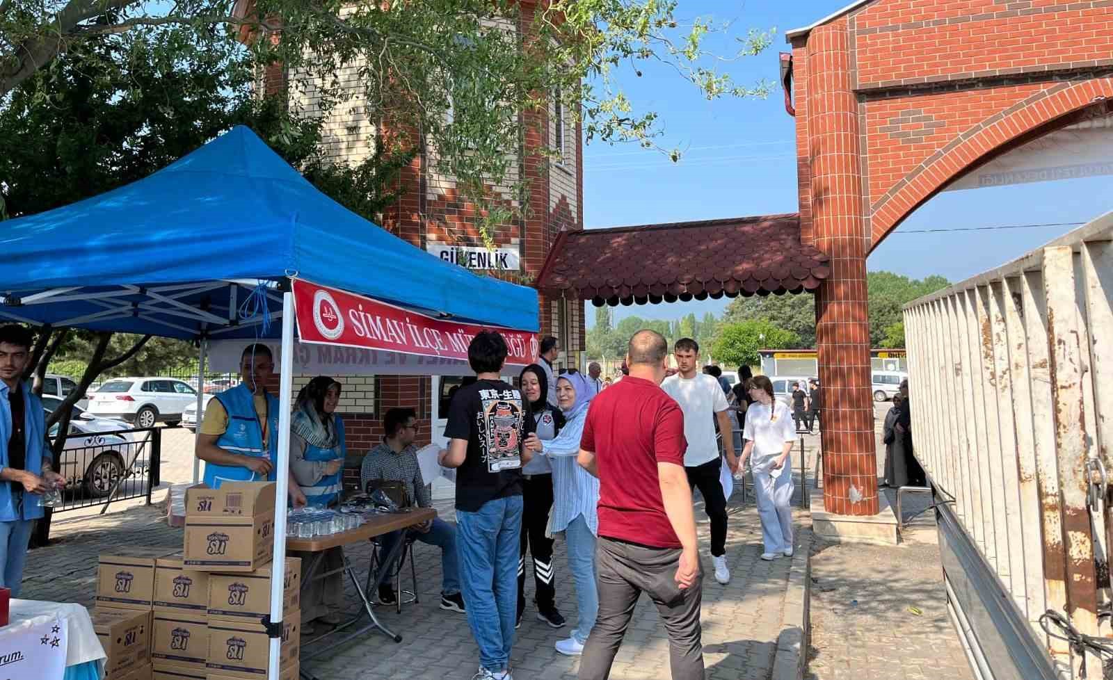 Simav Müftülüğünce YKS’ye giren öğrenciler için emanet ve su ikramı çadırı kuruldu 