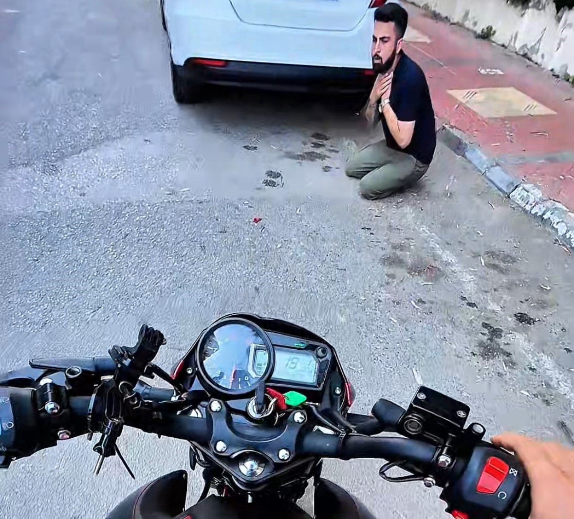 Boğazına şeker kaçan vatandaş Heimlich manevrasıyla hayata tutundu 