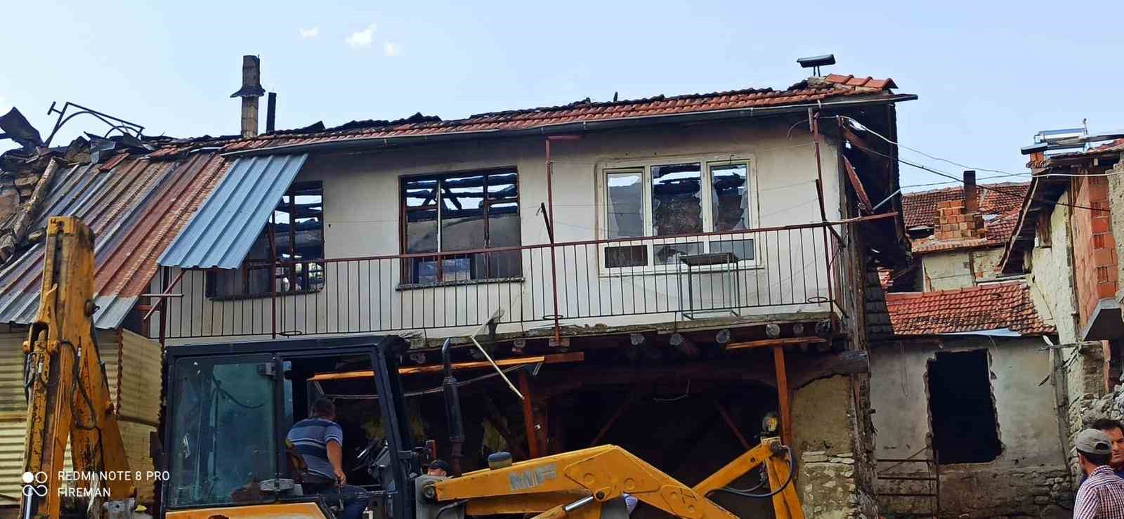 Bahçede yakılan ateş 2 ev ve 1 metruk binayı kül etti 