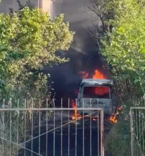 Bahçesindeki otları yakmak istedi, otomobili yaktı 
