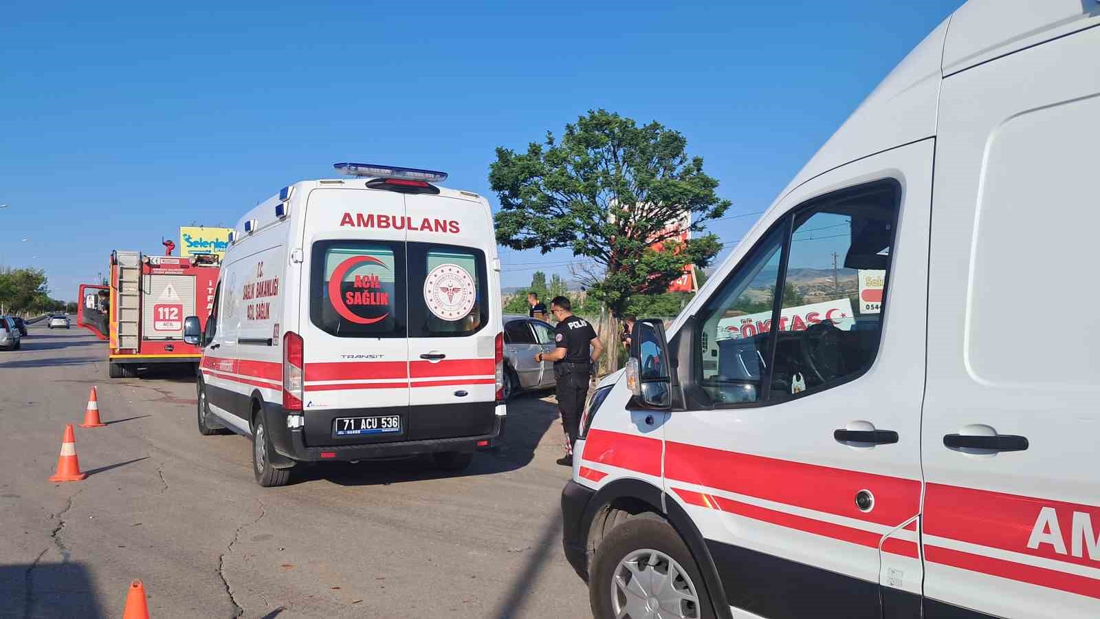 Lüks otomobilin çarpıştığı araç hurdaya döndü: 3 ağır yaralı 