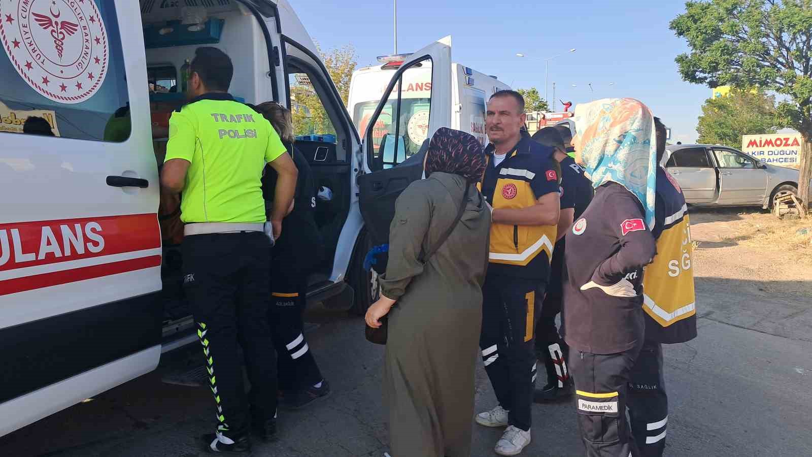 Lüks otomobilin çarpıştığı araç hurdaya döndü: 3 ağır yaralı 