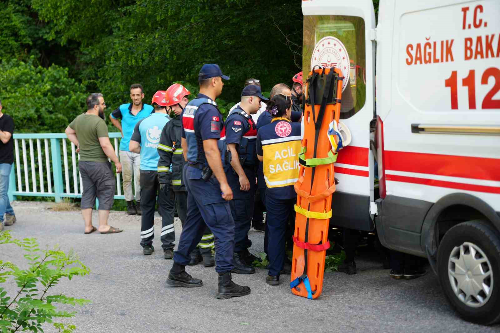 Çocuğunu kurtarmak için suya atlayan anne hayatını kaybetti 