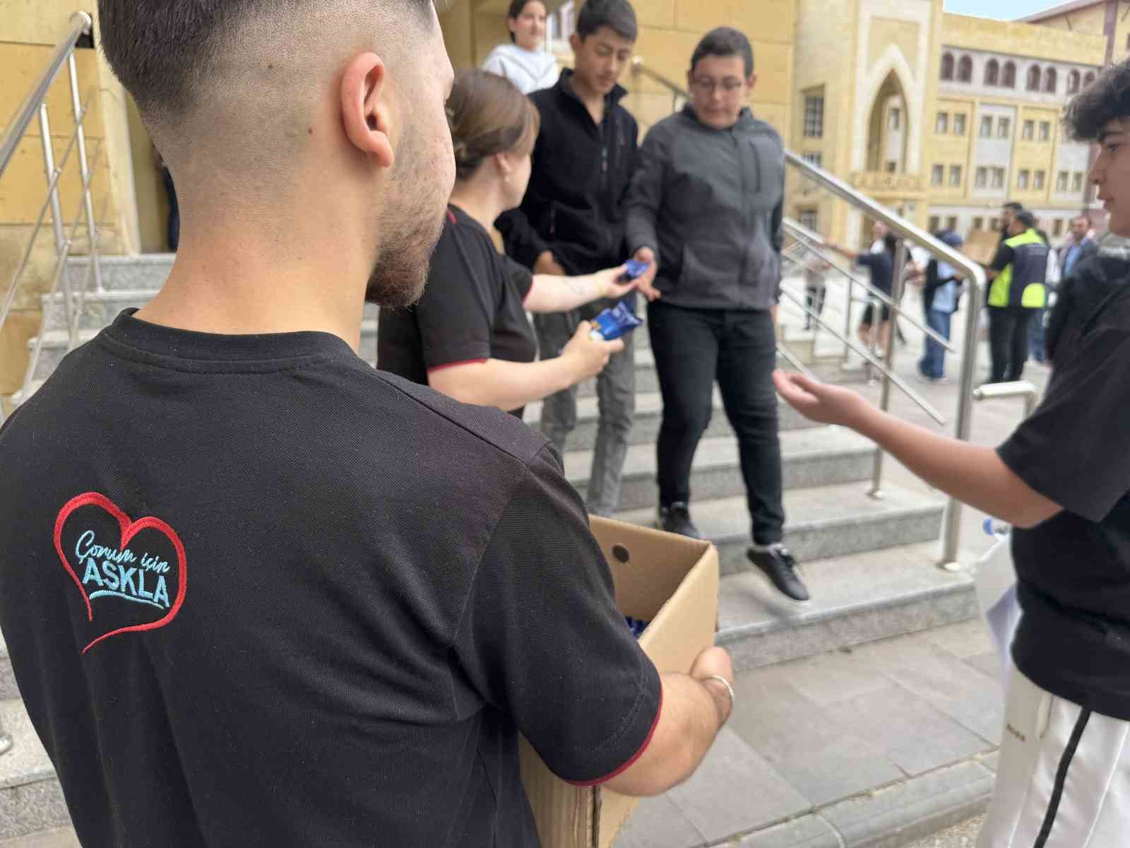 Çorum Belediyesi’nden YKS’ye giren adayların ailelerine dondurma ikramı 
