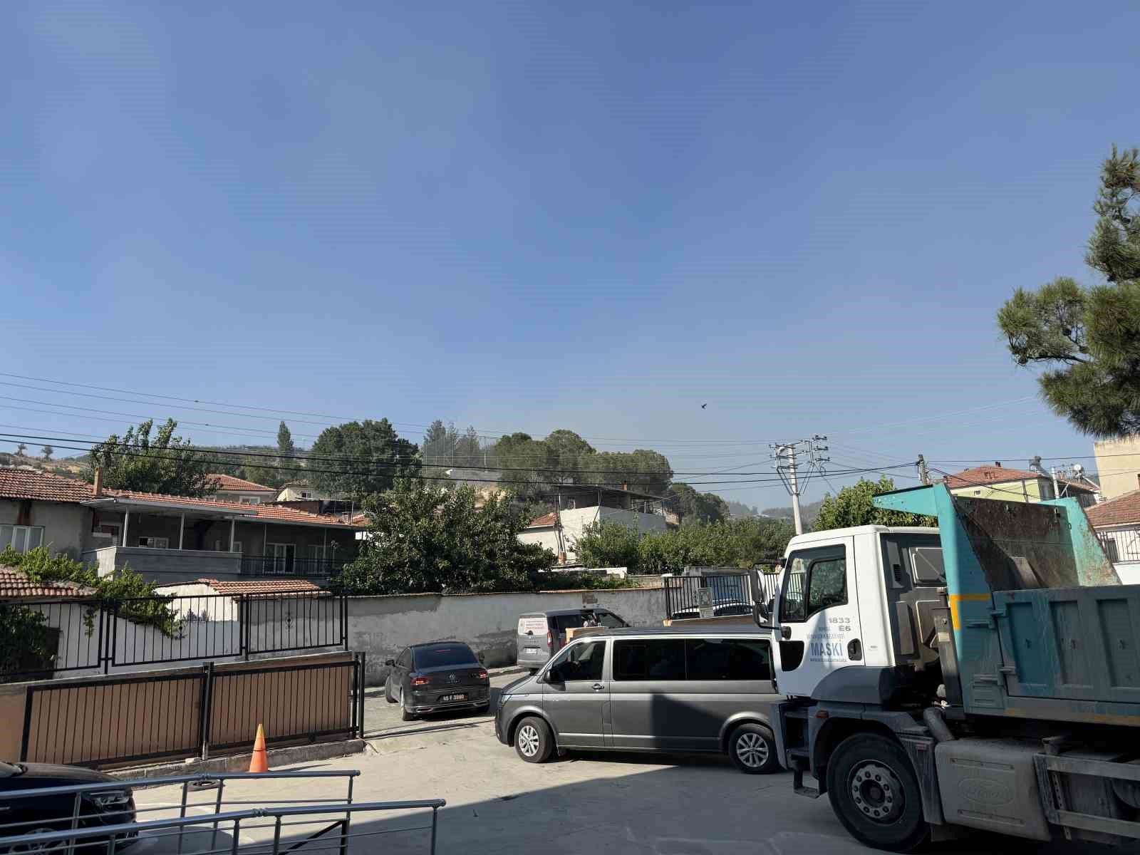 Kırkağaç’taki orman yangınına müdahale sürüyor: Bir mahalle tedbir amaçlı tahliye edildi 