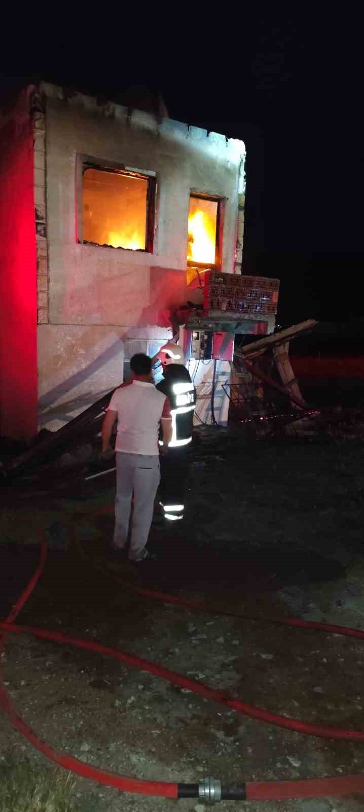 Alevlere teslim olan ev kullanılmaz hale geldi 