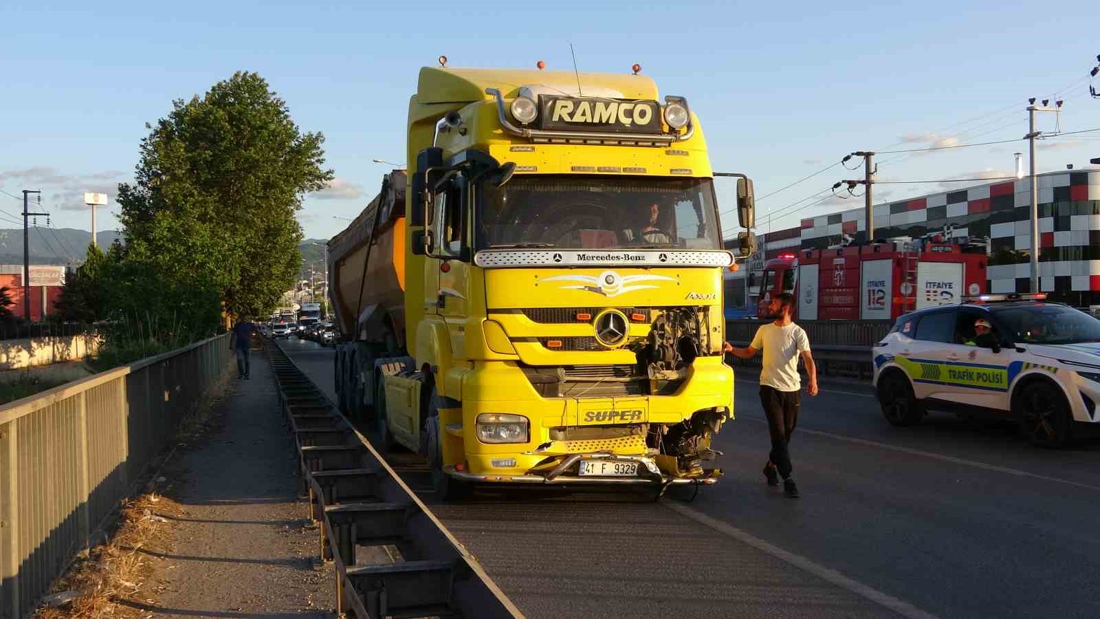 Yeni alınan araca kamyon çarptı: 1 yaralı 