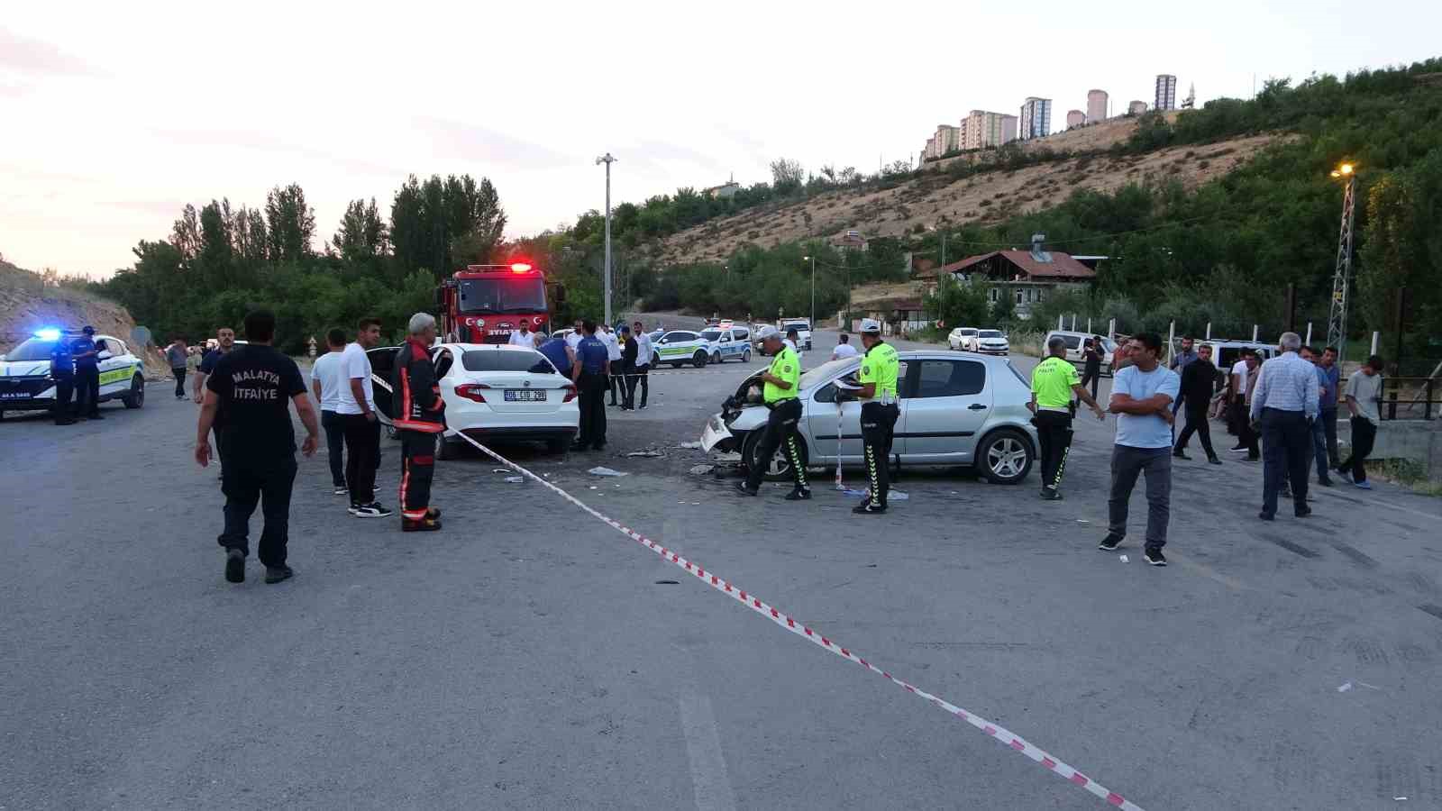 Malatya’da iki araç kafa kafaya çarpıştı: 11 yaralı