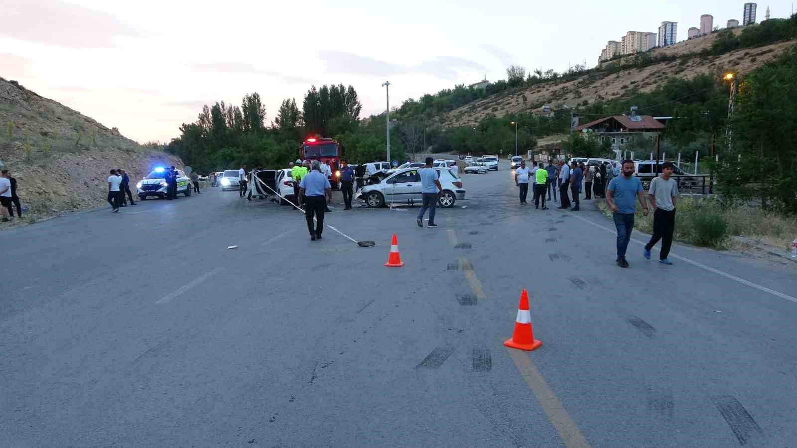 Malatya’da iki araç kafa kafaya çarpıştı: 11 yaralı 
