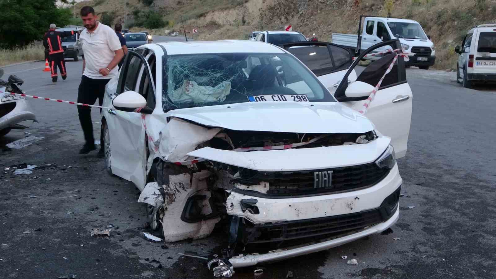 Malatya’da iki araç kafa kafaya çarpıştı: 11 yaralı 