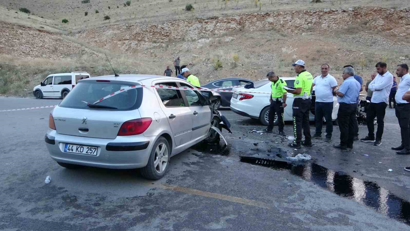Malatya’da iki araç kafa kafaya çarpıştı: 11 yaralı 