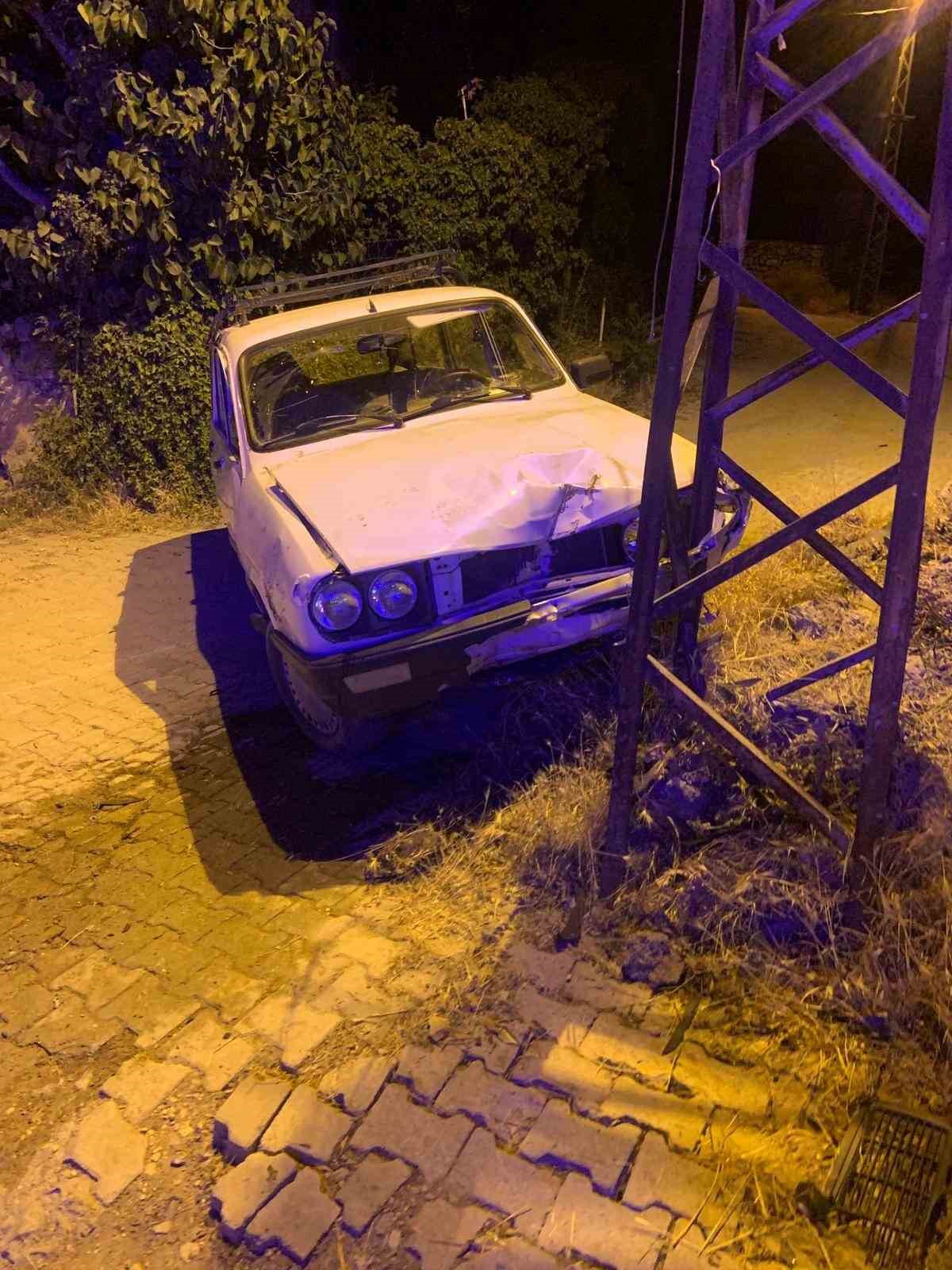 Otomobil elektrik direğine çarptı: 3 yaralı