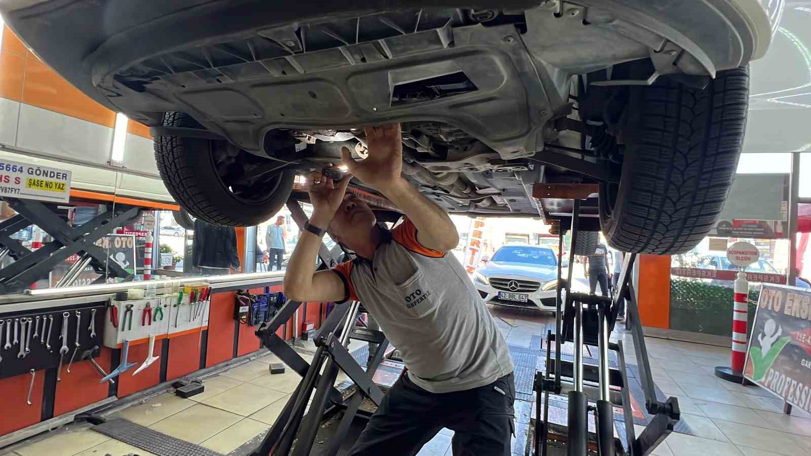 Pes dedirten görüntü: Otomobilin motorundan bulaşık teli çıktı 