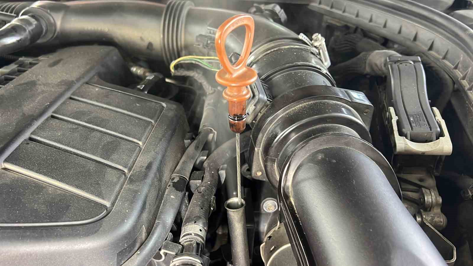 Pes dedirten görüntü: Otomobilin motorundan bulaşık teli çıktı 