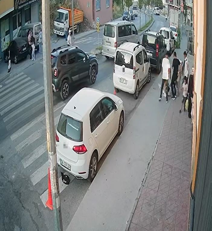 Arnavutköy’de bir gence sokak ortasında sopalı saldırı 
