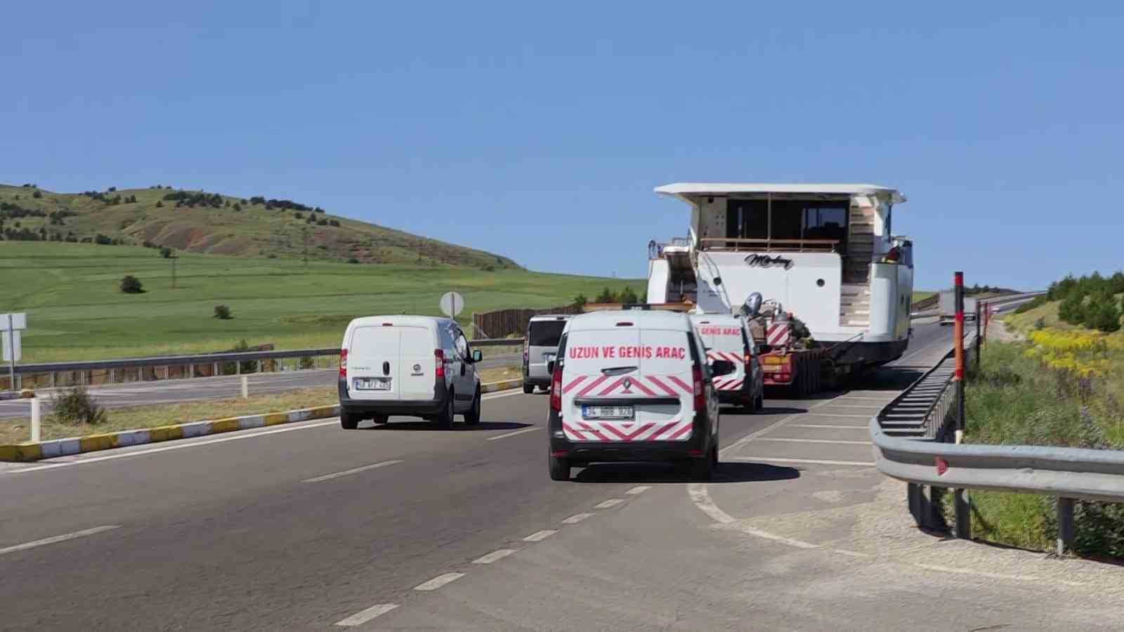 Bozkırda karadan giden yat, görenleri şaşkına çevirdi 