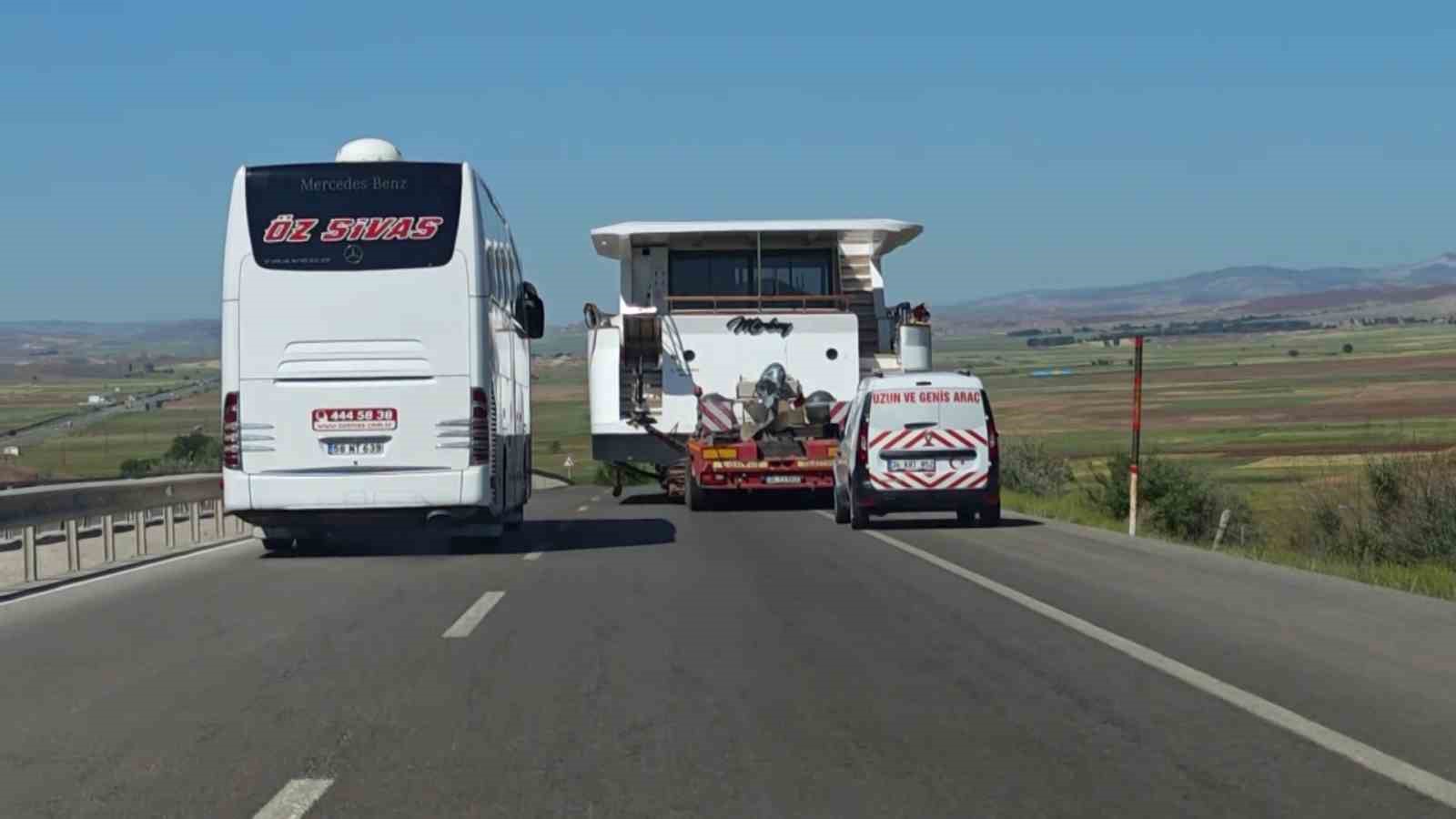 Bozkırda karadan giden yat, görenleri şaşkına çevirdi 