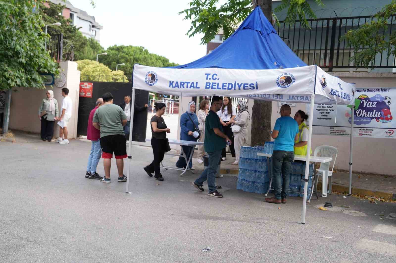 Kartal Belediyesi ekipleri, YKS heyecanında öğrencileri yalnız bırakmadı 