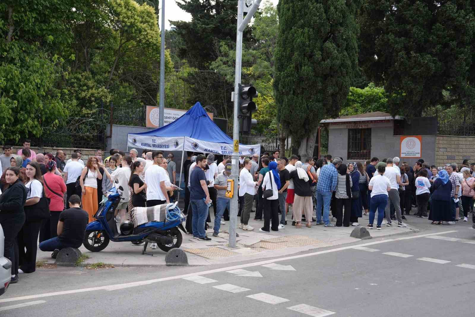 Kartal Belediyesi ekipleri, YKS heyecanında öğrencileri yalnız bırakmadı 