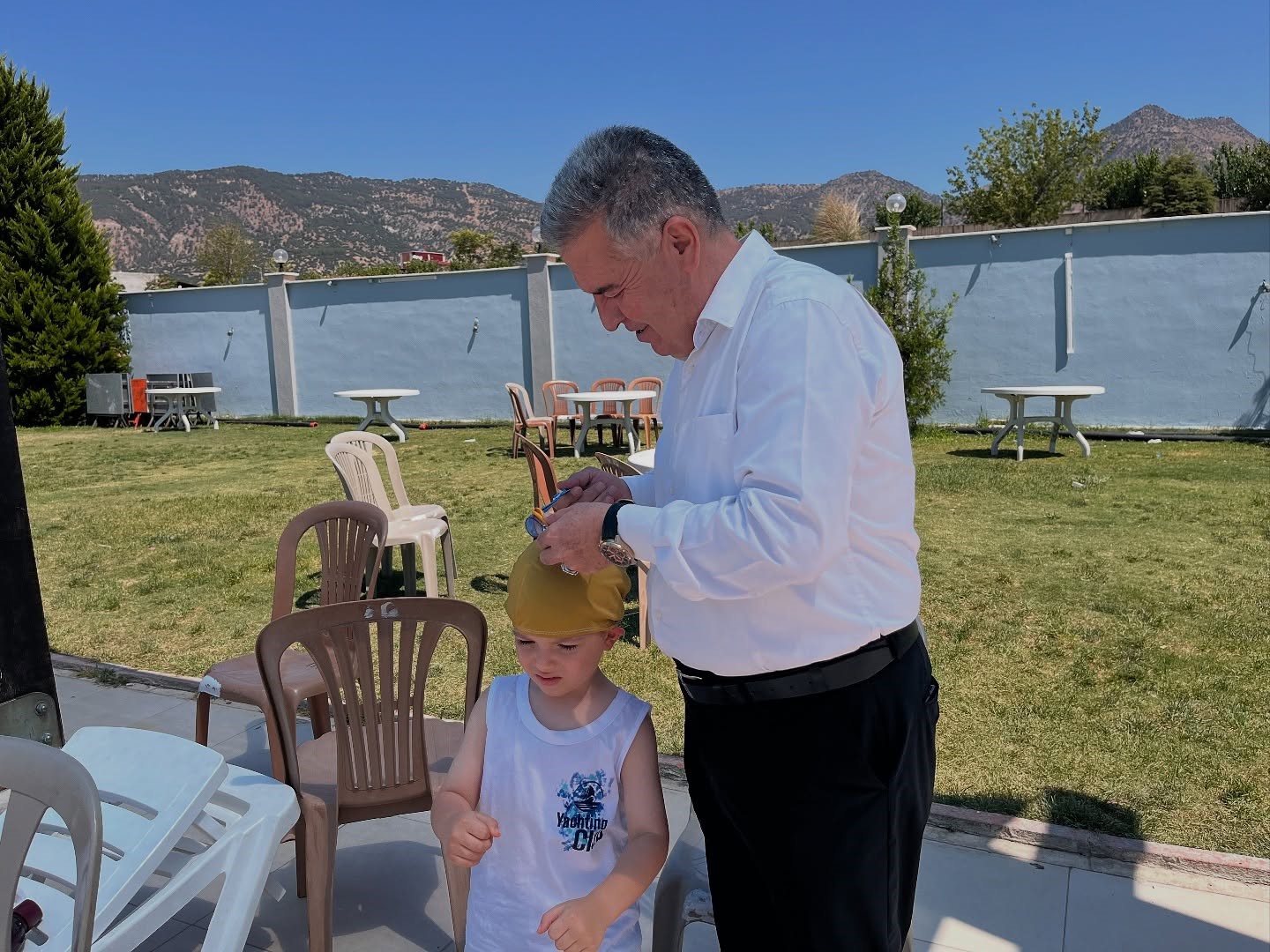 Başkan Erol yüzme kursuna katılan çocukların ilk gün heyecanına ortak oldu 