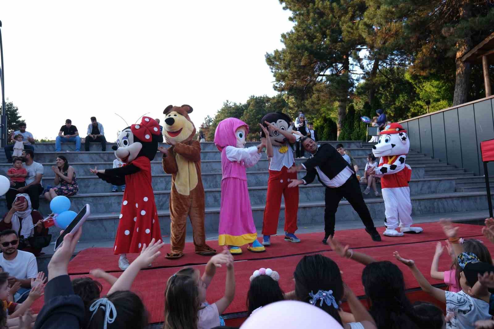 Miniklere festival tadında karne şenliği 