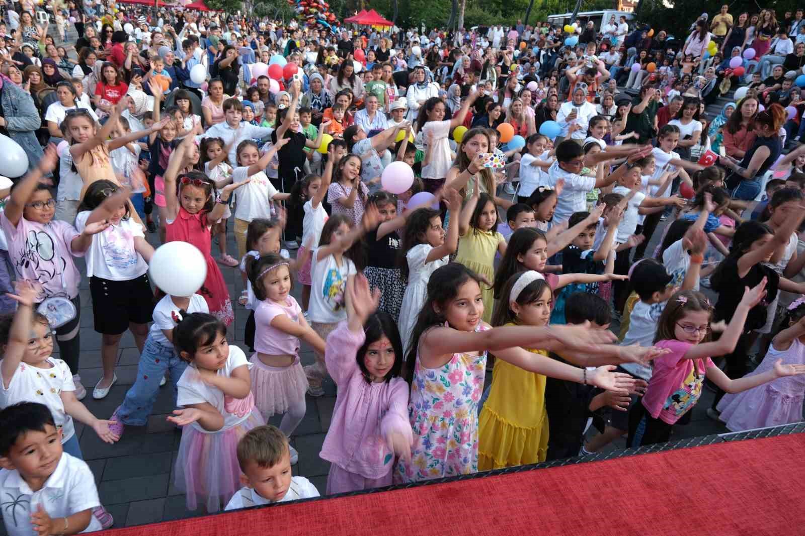 Miniklere festival tadında karne şenliği 