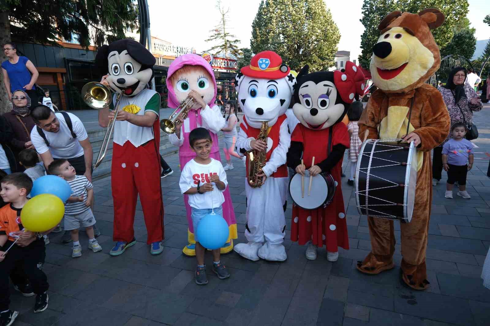 Miniklere festival tadında karne şenliği 