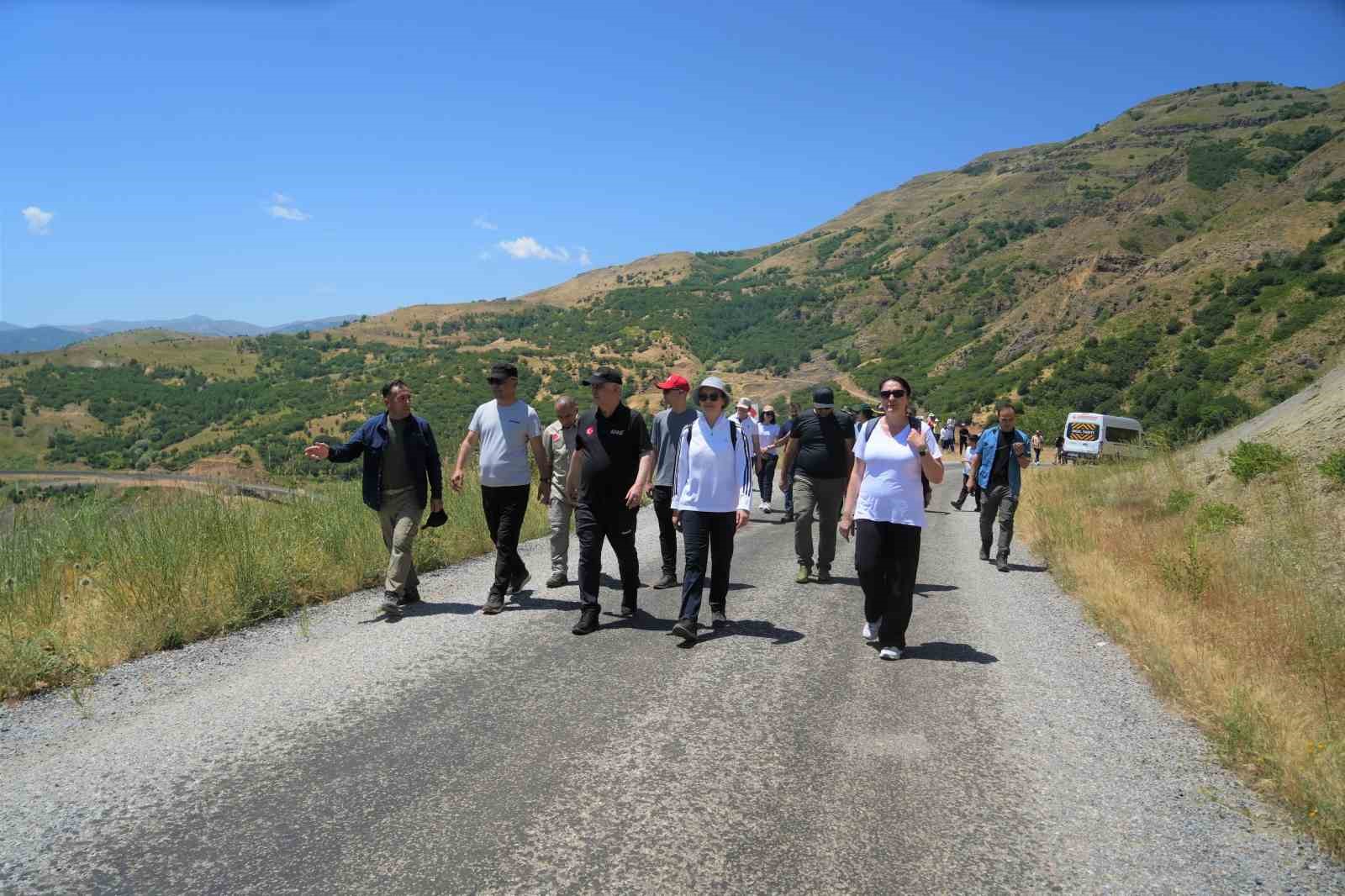 Muş Valisi Çakır ve doğa tutkunları, Muş’un doğal güzelliklerini keşfe çıktı 