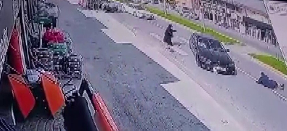 Yaya geçidinden geçerken canından oluyordu 