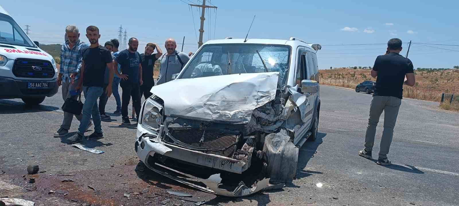 Siirt’te 2 hafif ticari araç çarpıştı: 4 yaralı 