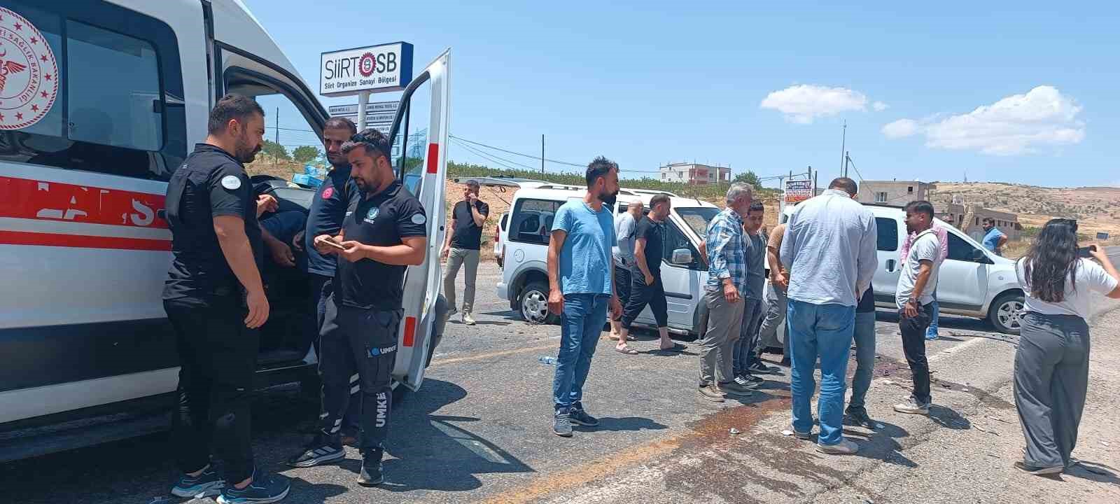 Siirt’te 2 hafif ticari araç çarpıştı: 4 yaralı 
