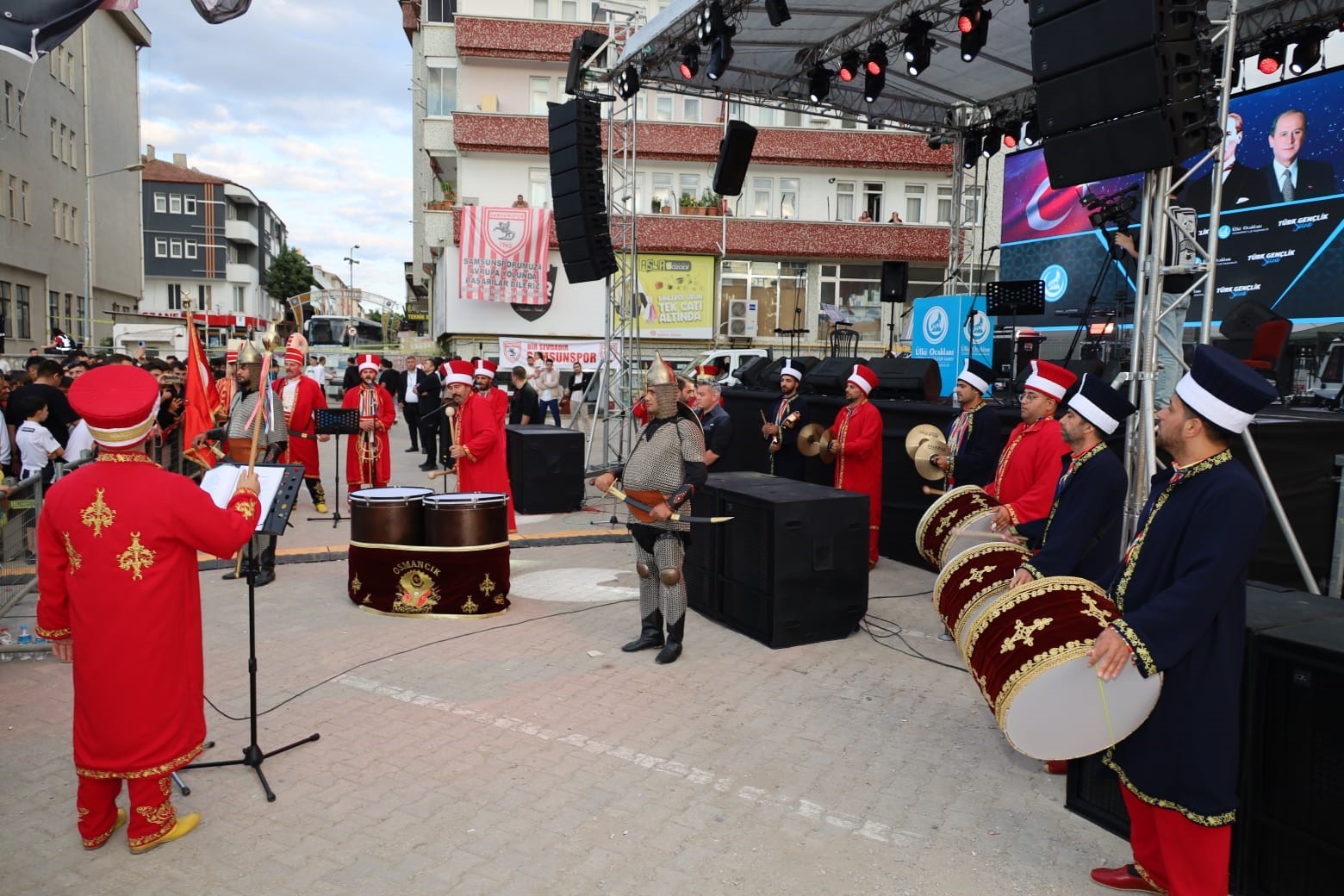 Vezirköprü’de Burçe Bozkurt ve Ali Kınık konseri 