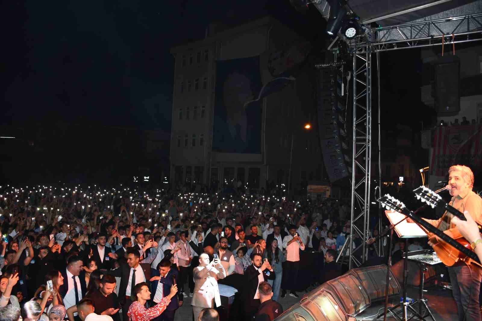 Vezirköprü’de Burçe Bozkurt ve Ali Kınık konseri 
