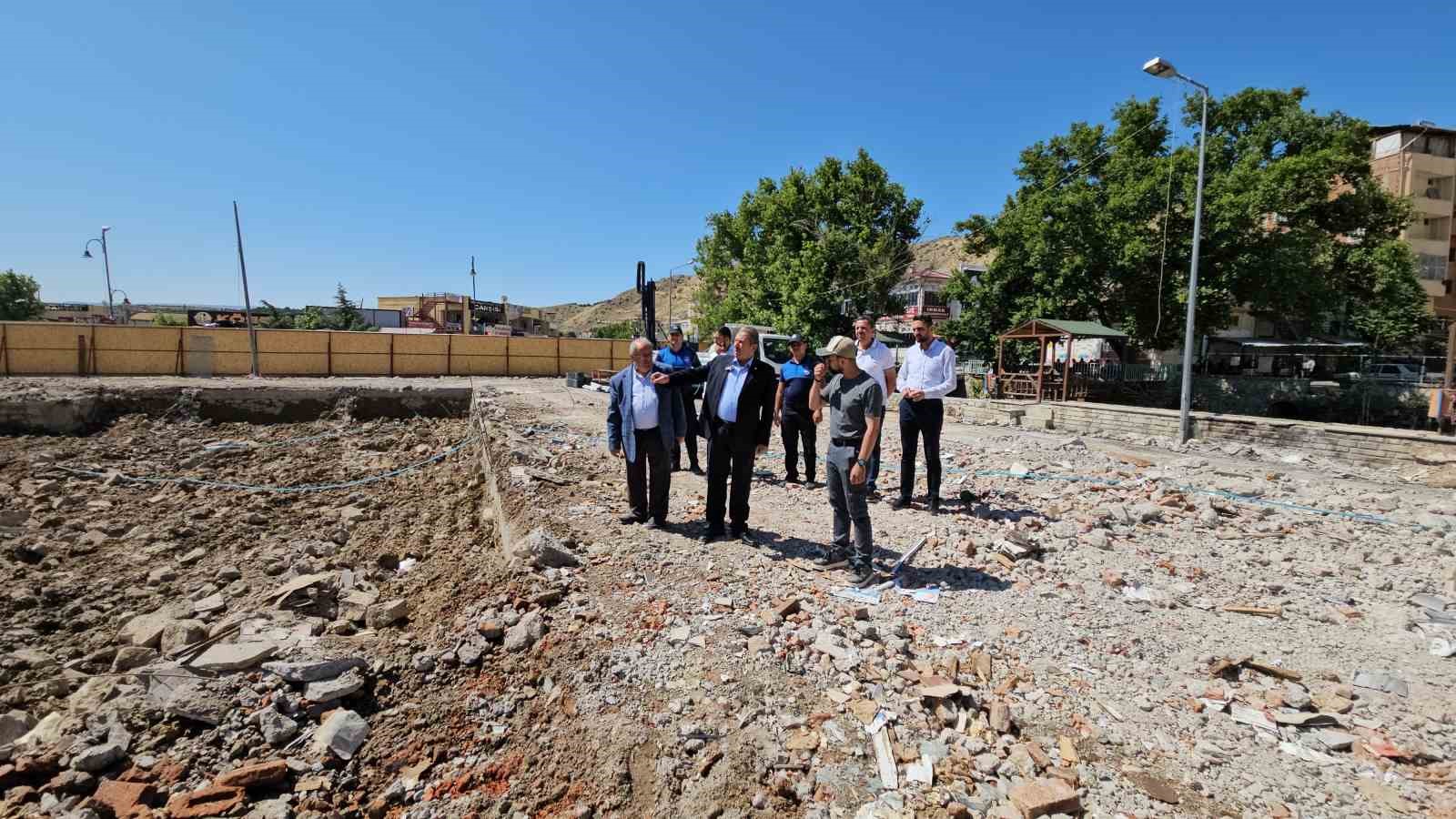 Darende’de yeni çarşı projesinde temel kazı çalışmaları başladı 