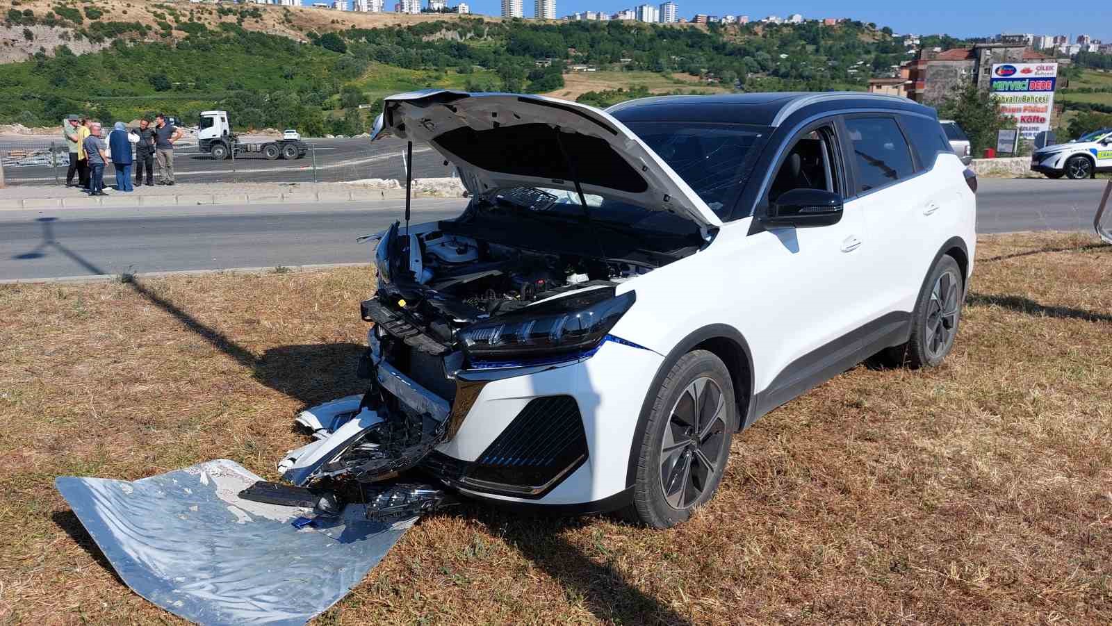 Samsun’da kavşakta 2 otomobil çarpıştı: 4 yaralı 