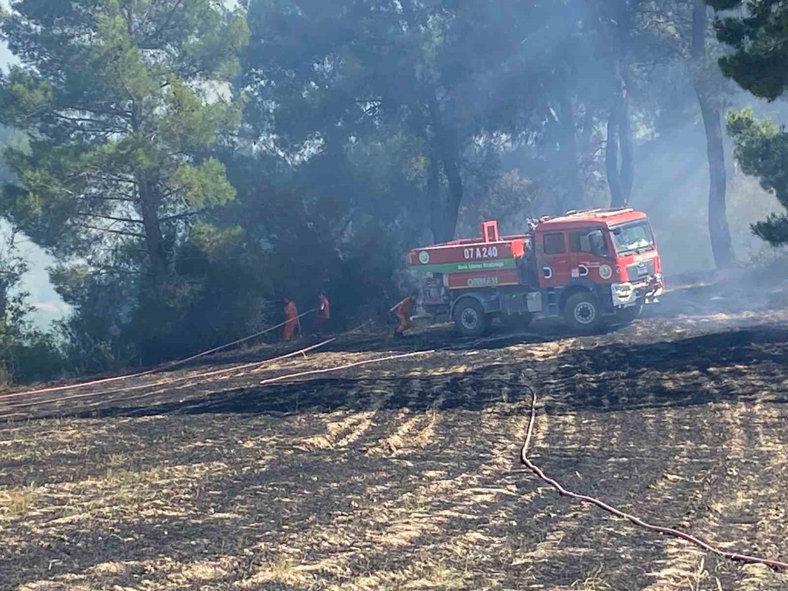 Antalya’da ormanlık alanda çıkan yangın 2 saatte kontrol altına alındı 