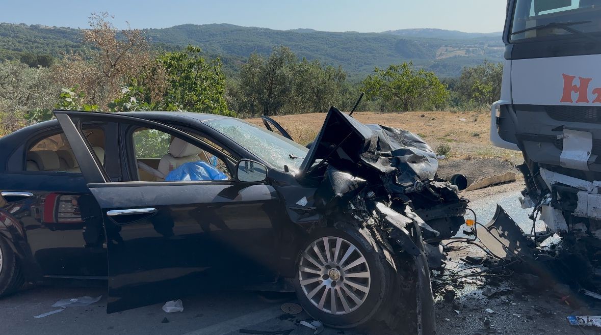 Bursa’da otomobil ile tır çarpıştı: 1 ölü, 2 ağır yaralı 
