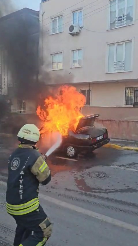 Seyir halindeki otomobil alev aldı 
