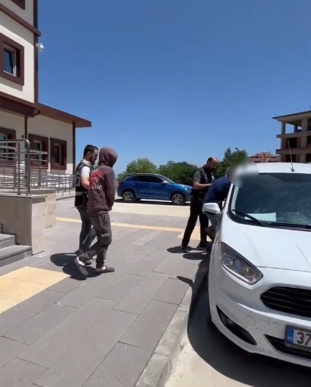Kastamonu’ya uyuşturucu getiren iki şüpheli tutuklandı 