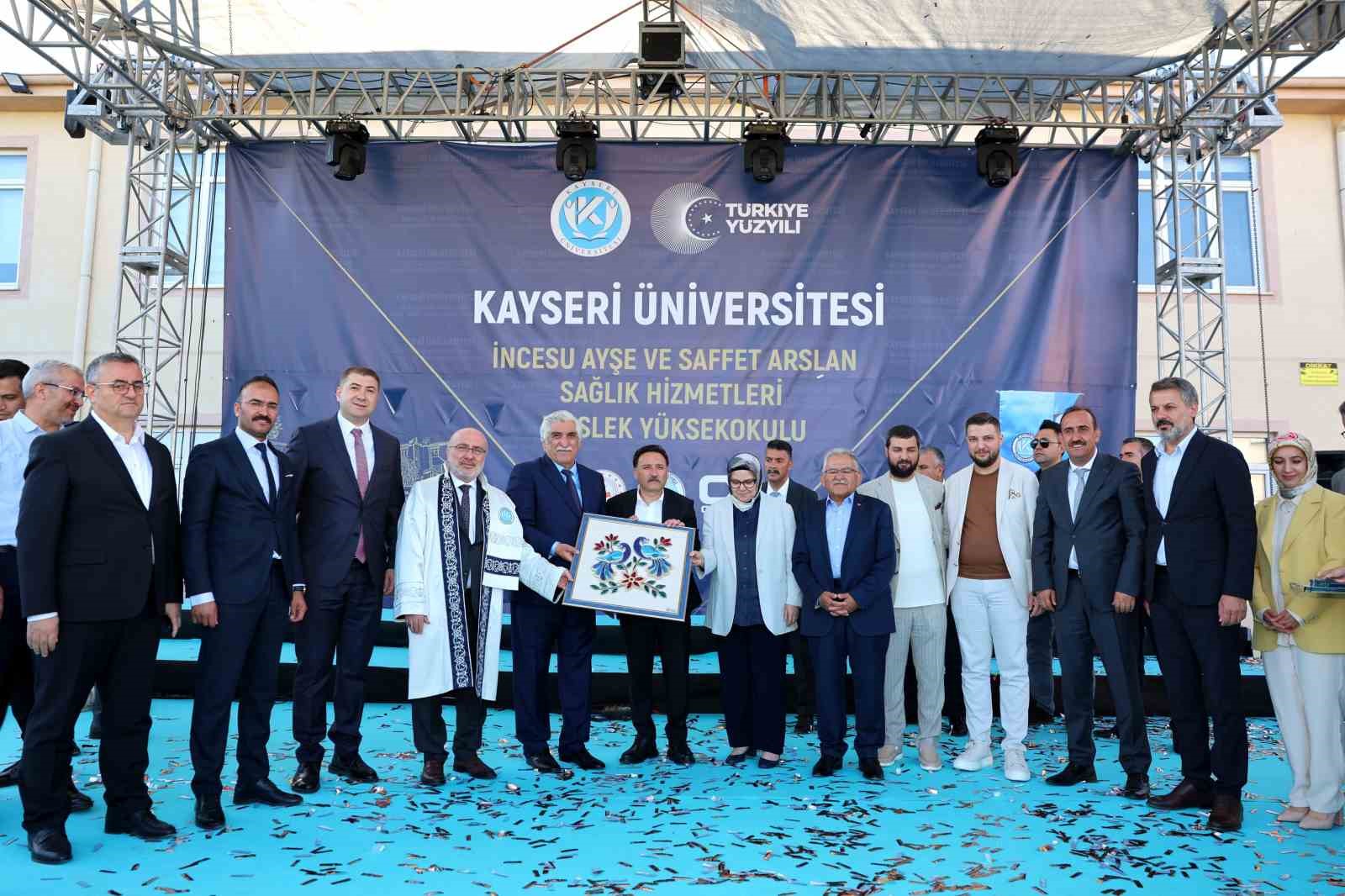 Vali Çicek, KAYÜ Sağlık Hizmetleri MYO Mezuniyet Töreni’ne katıldı